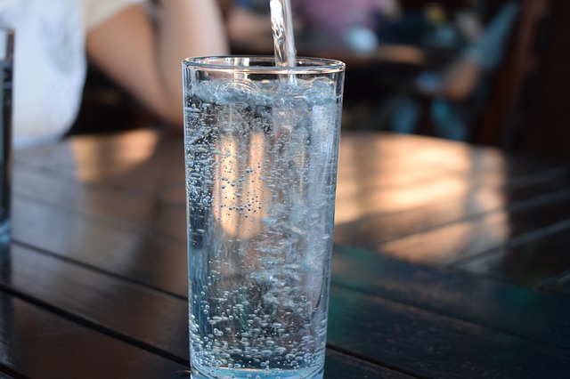 Água grátis em restaurantes: o que saber a respeito